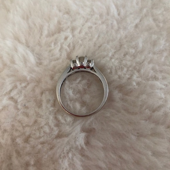 🌺TODAY ONLY 🌺Beautiful Diamond ring set in 14k white gold Size 7 - Picture 5 of 6
